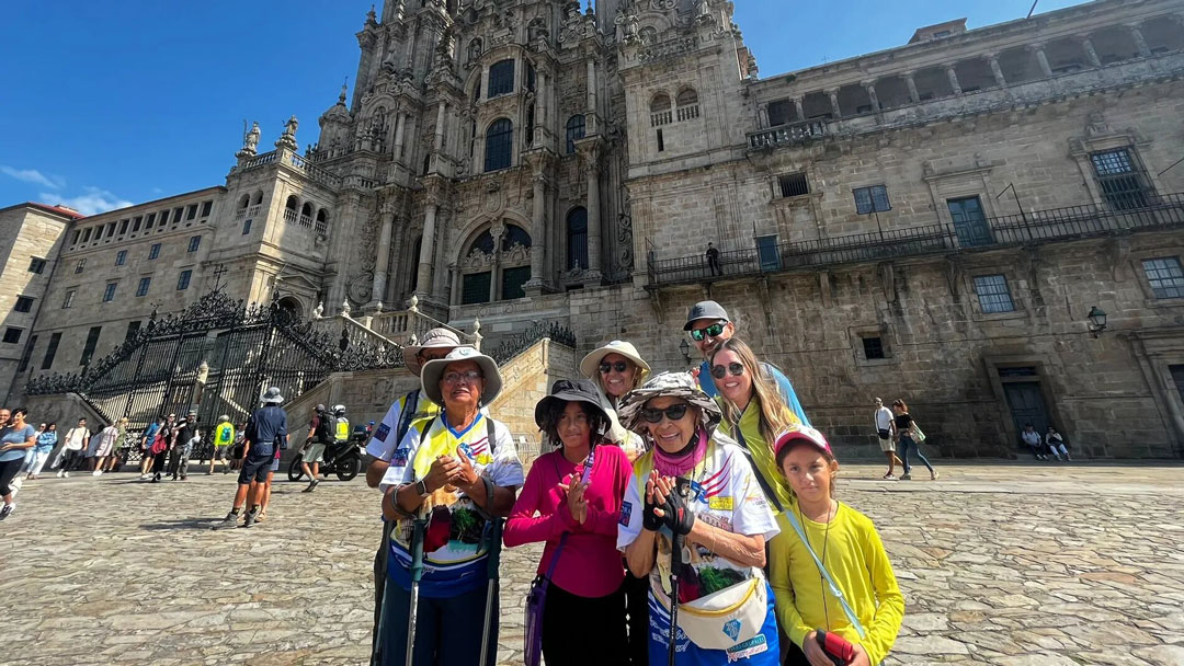 Con 95 años y bordón en mano, Rufina finaliza el Camino de Santiago